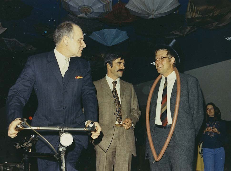 Auf dem Fest ist ein Velorennen durch die Gänge des Biozentrums möglich, da diese noch leer und ohne Türen sind. Hier die Favoriten Franz Grün, Kasper Kirchner und Jürgen Engel. 