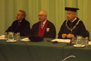 Prof. H. Mäcke (links) und Prof. Jan Müller-Brand (Mitte) zusammen mit Rector Magnificens der Erasmus Universität Rotterdam